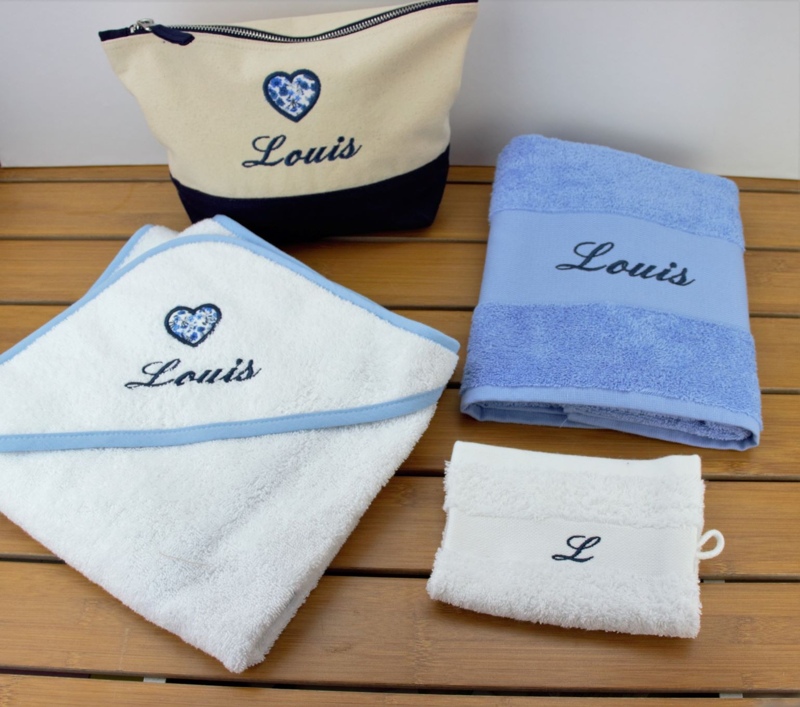 Coffret serviette, cape de bain, trousse de toilette et gant avec motif appliqué