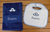 Coffret serviette, cape de bain, trousse de toilette et gant avec motif appliqué EA4