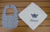 Coffret serviette, cape de bain, trousse de toilette et gant avec motif appliqué EA4