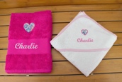 Coffret serviette et cape de bain motif liberty et bavoir bandana en double gaze