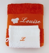 Serviette de toilette avec motif et gant de toilette