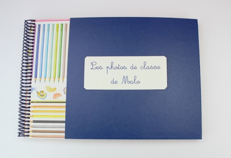 Album pour photos de classe bleu et crayons