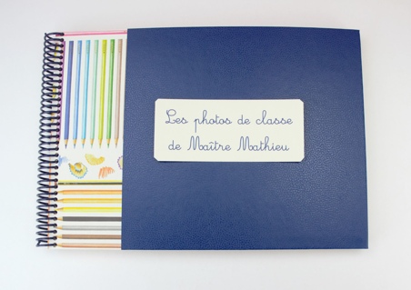 Album enseignant bleu et crayons