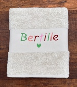 Serviette prénom coloré et petit coeur