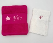 Serviette de toilette avec motif et gant de toilette