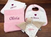 Maxi Coffret naissance Nattou personnalisé avec doudou, serviette, cape de bain et bavoir Maxi Coffret naissance Nattou personnalisé avec doudou, serviette, cape de bain et bavoir
