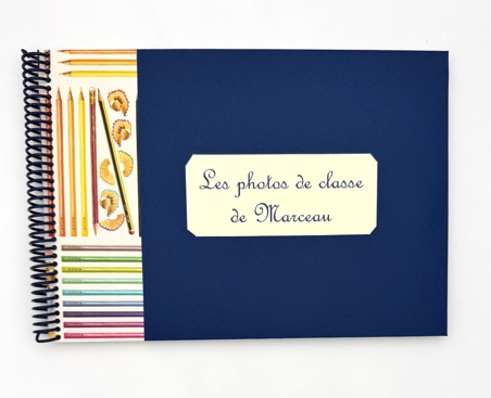 Album pour photos de classe bleu et crayons