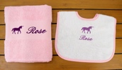 Coffret naissance serviette et bavoir personnalisé Coffret naissance serviette et bavoir personnalisé