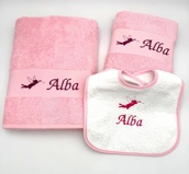 Coffret naissance serviette et bavoir personnalisé Coffret naissance serviette et bavoir personnalisé