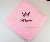 Cape de bain couleur avec motif en tissu appliqué Cape de bain couleur avec motif en tissu appliqué