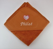 Cape de bain couleur avec motif en tissu appliqué Cape de bain couleur avec motif en tissu appliqué