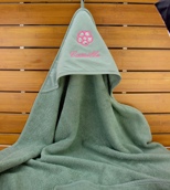 Cape de bain couleur avec motif en tissu appliqué Cape de bain couleur avec motif en tissu appliqué