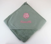 Cape de bain couleur avec motif en tissu appliqué Cape de bain couleur avec motif en tissu appliqué