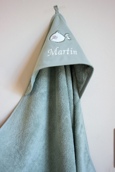 Cape de bain couleur avec motif en tissu appliqué Cape de bain couleur avec motif en tissu appliqué