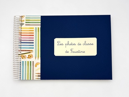 Album pour photos de classe bleu et crayons