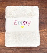 Serviette prénom coloré et petit coeur