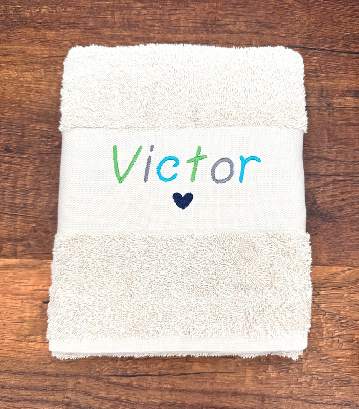Serviette prénom coloré et petit coeur