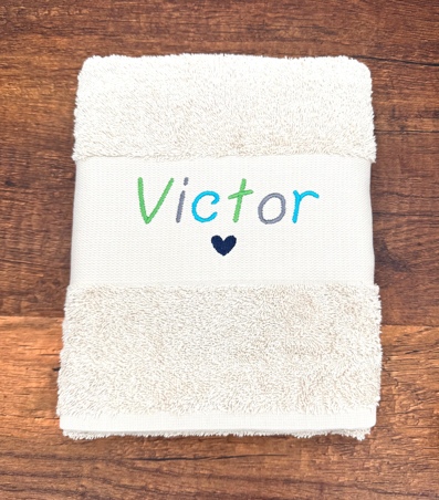 Serviette prénom coloré et petit coeur