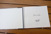 Livre des invités rouge et drapeaux