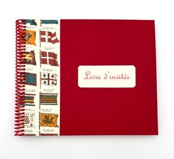 Livre des invités rouge et drapeaux