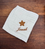 Coffret naissance Sac à dos, serviette de toilette et lange avec motif appliqué en double gaze