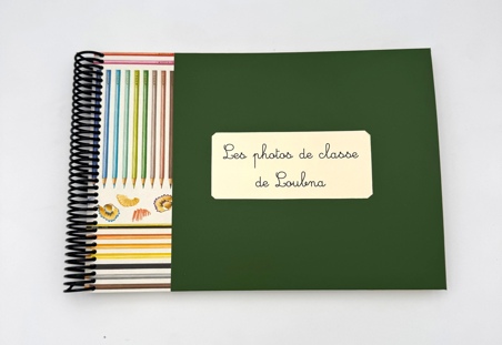 Album pour photos de classe vert et crayons