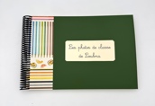 Album pour photos de classe vert et crayons