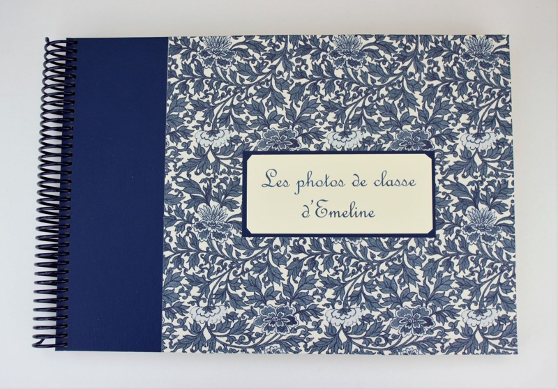 https://atelier-de-pirouette.fr/8199-large_default/album-pour-photos-de-classe-liberty-bleu.jpg