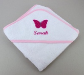 Serviette personnalisée avec motif en tissu et bavoir bandana assorti