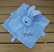 Coffret doudou Nattou: Doudou, serviette, bavoir et cape de bain personnalisé Coffret doudou Nattou: Doudou, serviette, bavoir et cape de bain personnalisé